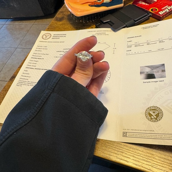 2.56 Certified IGI Color F VS1 Oval Diamond + 1.75 carats w/side-stones & band - Picture 6 of 12